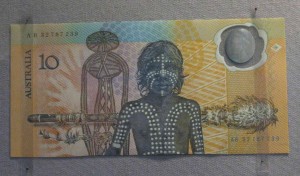 Australiens erster Plastik-Geldschein von 1988, gesehen in der Citi Money Gallery im British Museum in London, UK