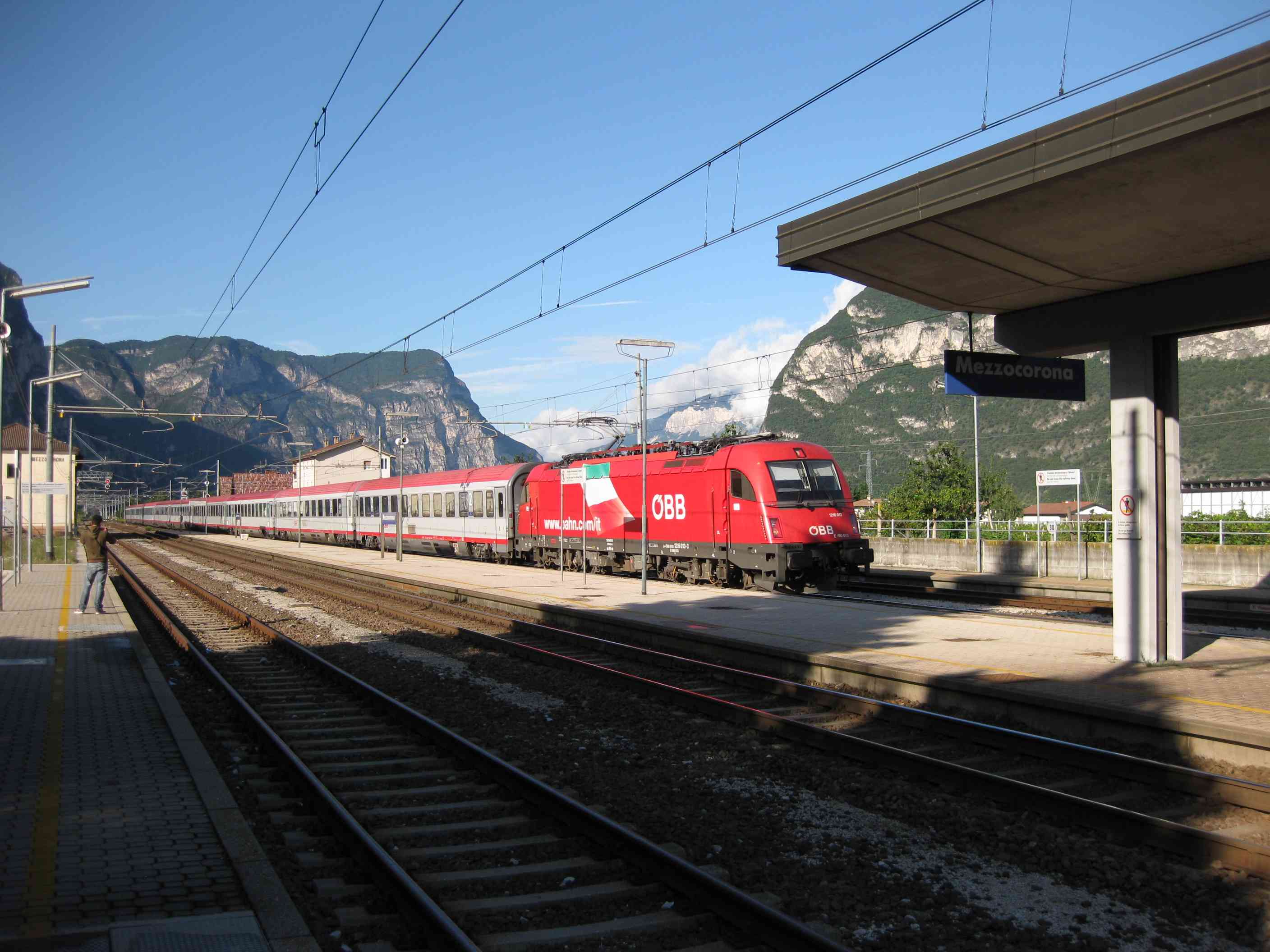Österreichischer Zug im Bahnhof Mezzocorona, Italien