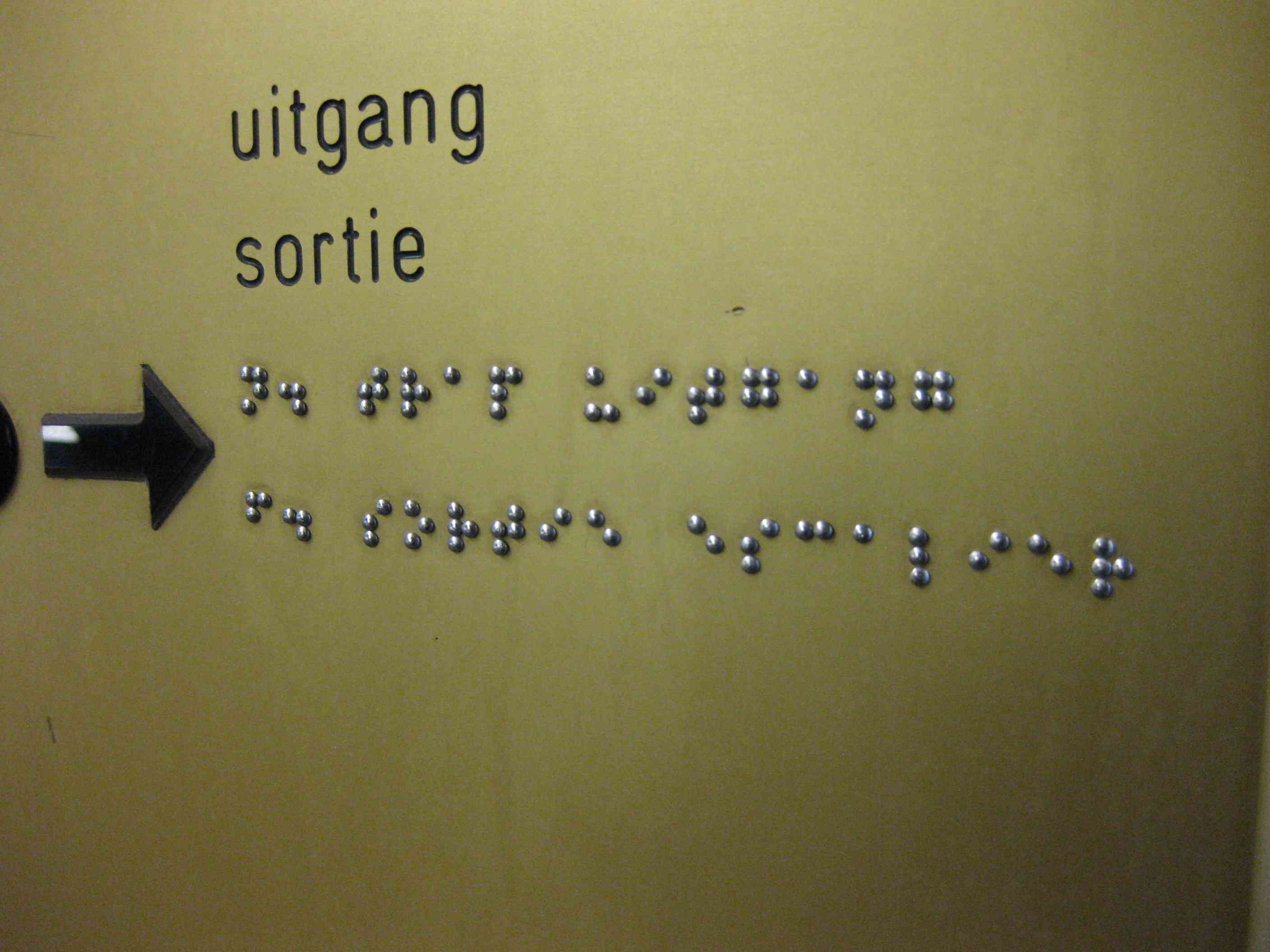 Blindenschrift in der U-Bahn Brüssel, Belgien