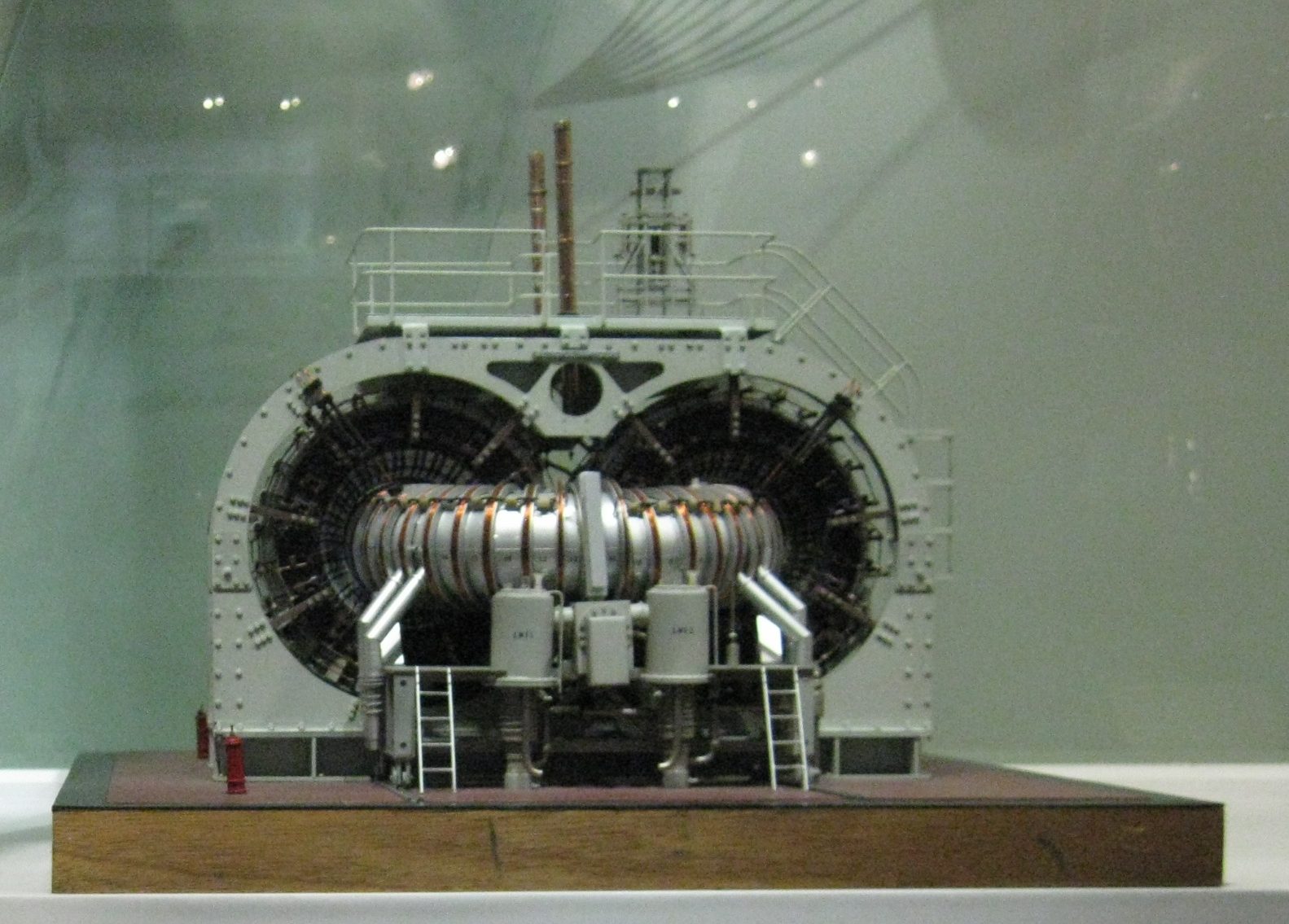 Modell des ZETA nuclear fusion apparatus von 1958, im London Science Museum