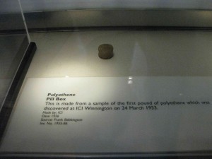 Dose aus dem allerersten Polyethylen, gesehen im Science Museum in London, UK