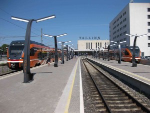 Stadler-Rail-Triebwägen im Bahnhof Tallinn, Estland