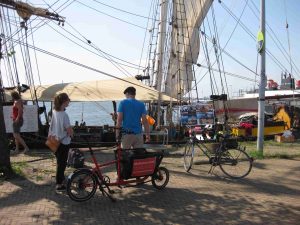 Uli Kindermann aus Bonn ist mit dem Lastenfahrrad nach Amsterdam gefahren, um 30 Kilo Fairtrade-Kaffee direkt ab Schiff abzuholen.
